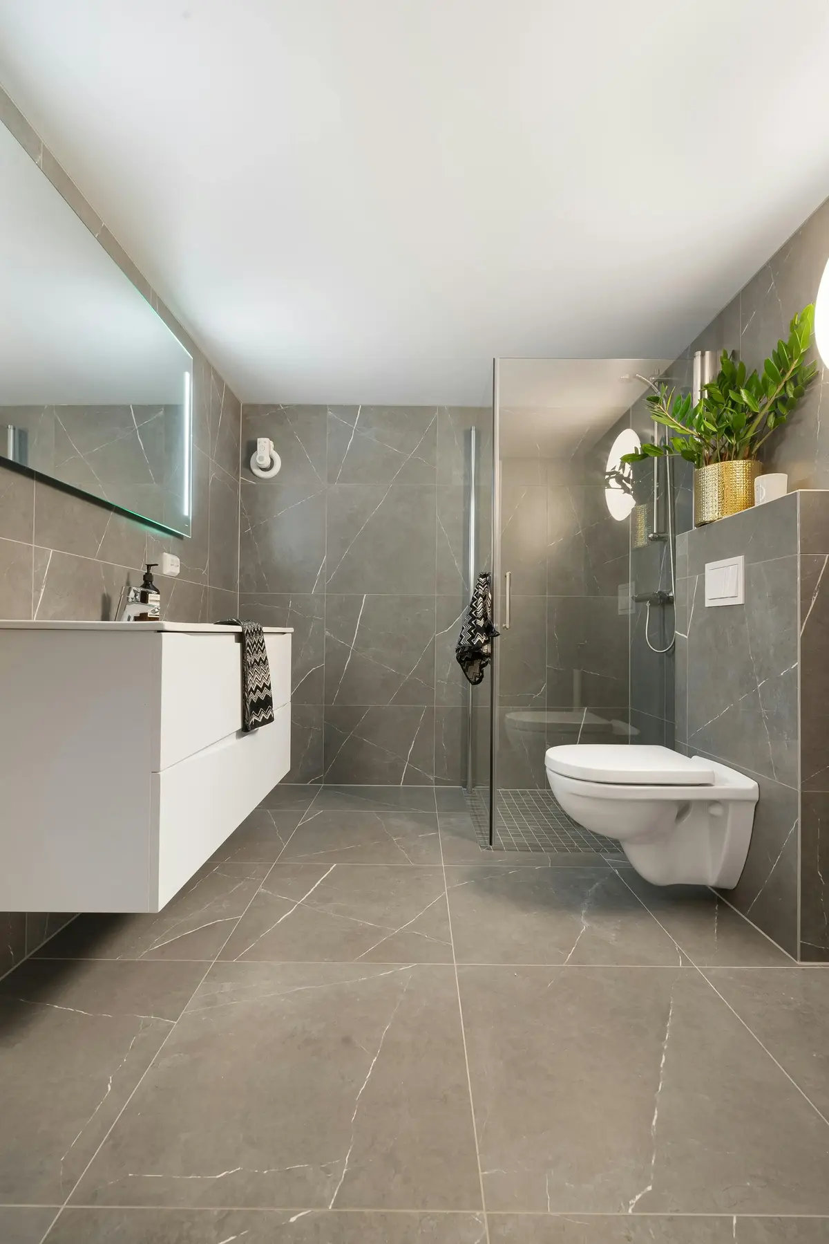 Salle de bain avec carrelage grand format