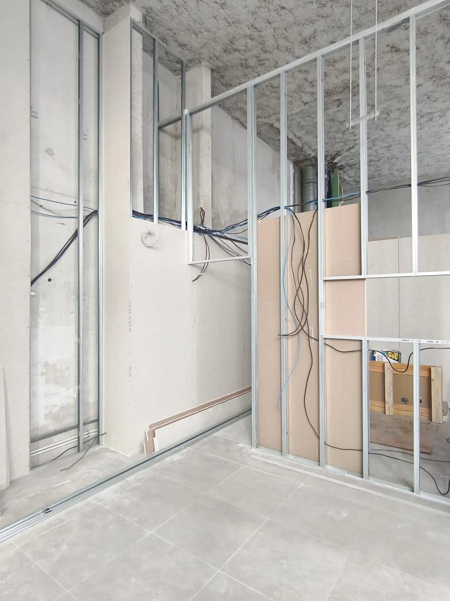 Chantier avec grande cloisons en placoplâtre