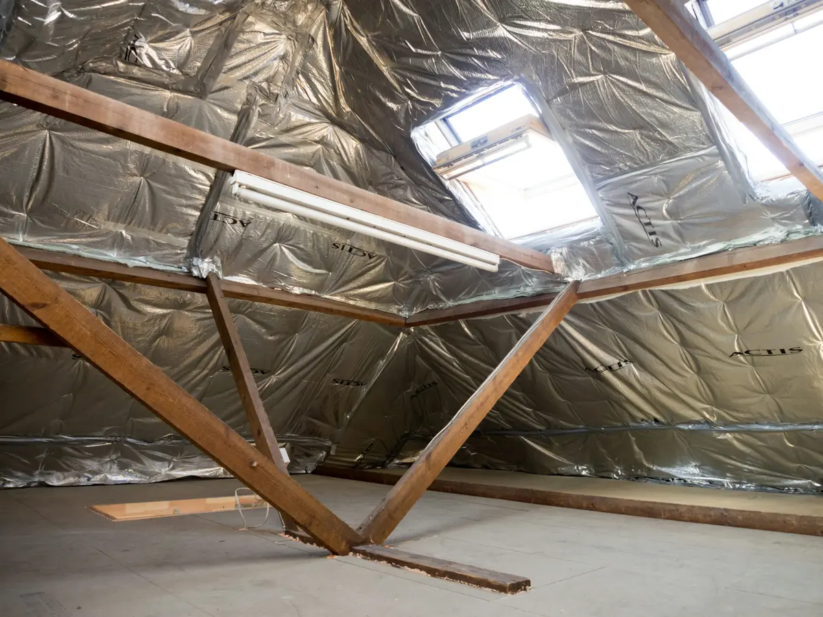 Isolation des combles perdu avec un isolant thermique