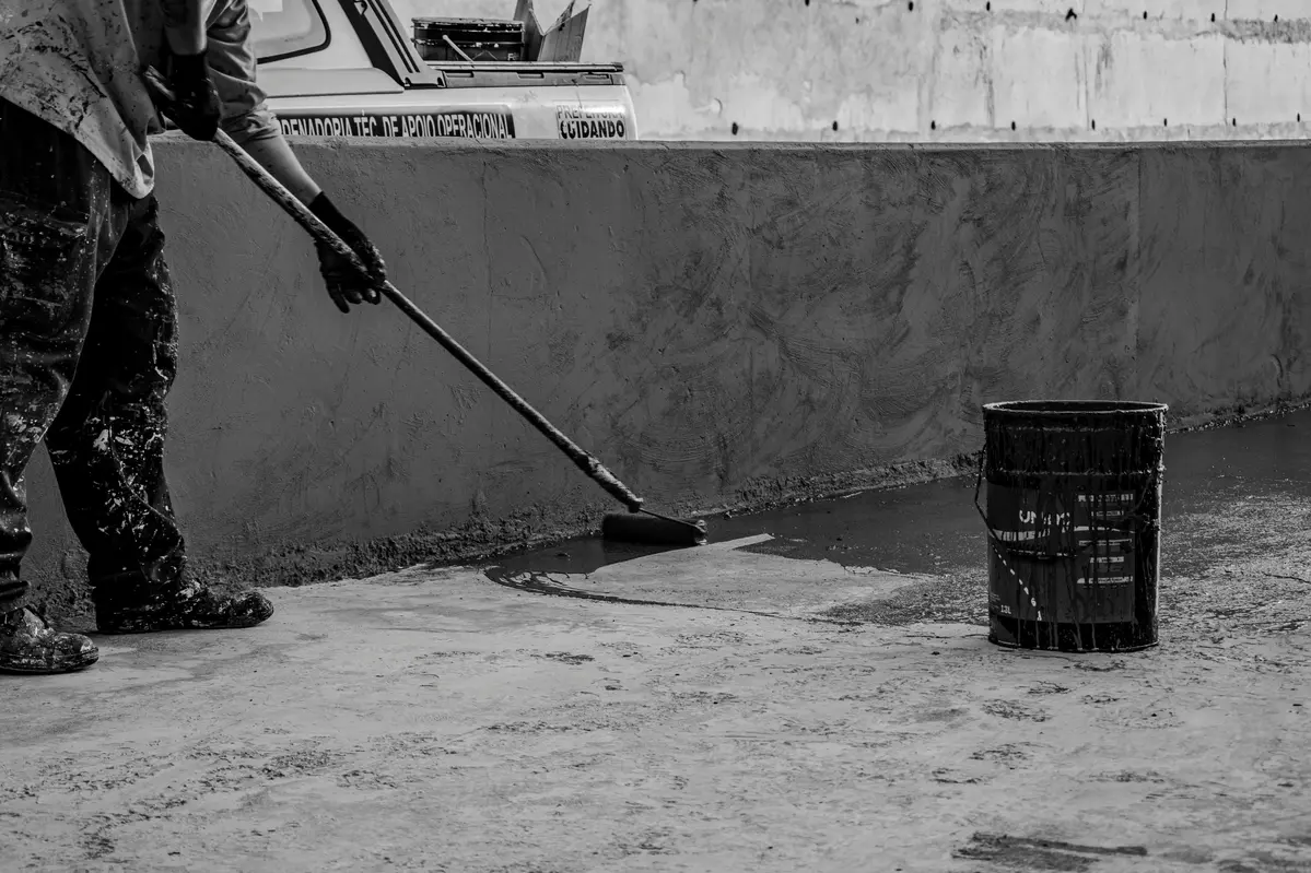 Carreleur en train de faire le ragréage d'une dalle extérieure
